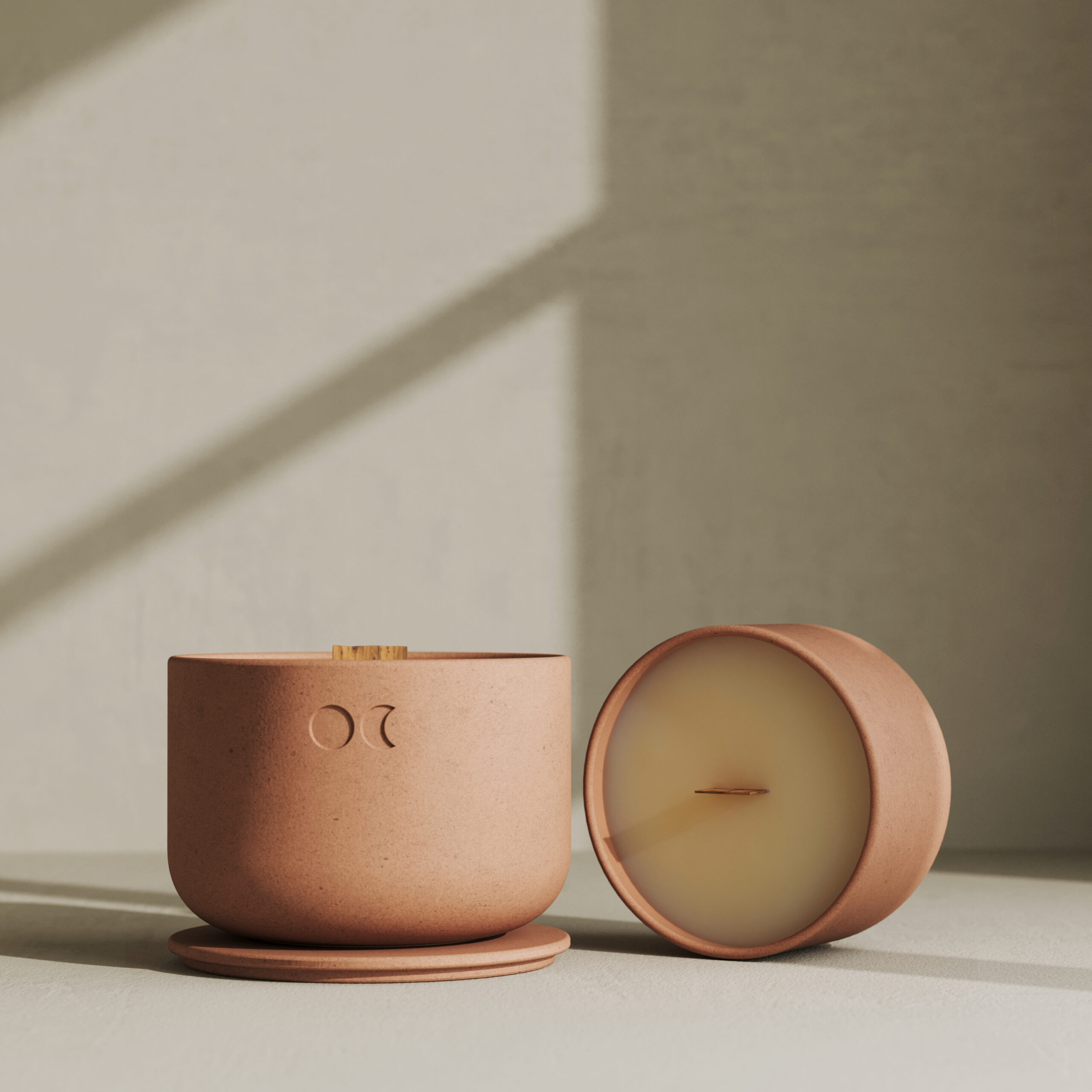 Kleine Kerze in einem Tontopf mit Holzdocht – braun